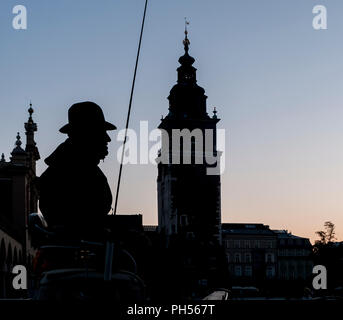 Schöne Silhouette der Kutsche Kutscher mit im Hintergrund der Altstadt von Krakau, Polen und der Marktplatz Stockfoto