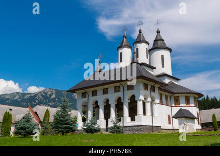 Cheia, Rumänien - 15. August 2018: Außenansicht des Cheia Kloster in Cheia, Prahova, Rumänien. Stockfoto