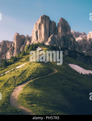 Eine Person, die zu Fuß auf den Weg in die Dolomiten, Italien. Stockfoto