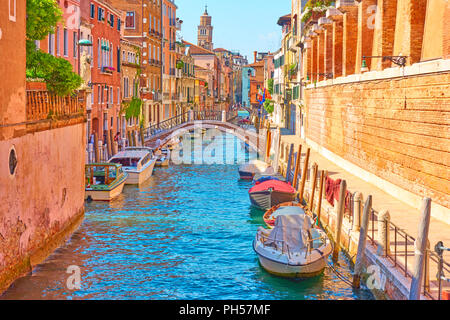 Sicht auf einen Kanal mit angelegten Motorboote in Venedig am sonnigen Sommertag, Italien Stockfoto