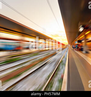 Plattformen der Bahnhof bei Sonnenuntergang im Zoom Blur - Zusammenfassung Hintergrund Stockfoto