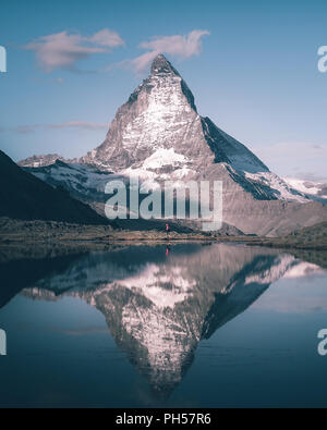 Person vor der Matterhorn, in Zermatt, Schweiz. Stockfoto