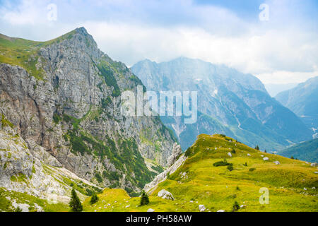 Panoramablick auf die Alpen von mangart Sattel, Slowenien Stockfoto