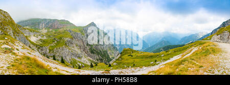 Panoramablick auf die Alpen von mangart Sattel, Slowenien Stockfoto