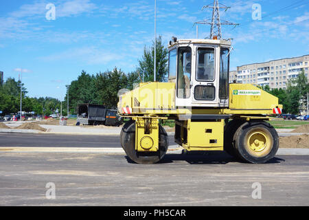 Borisov, Belarus - Juli 05, 2018: Leistungsstarke Road Construction Equipment über den Bau einer Autobahn. Stockfoto