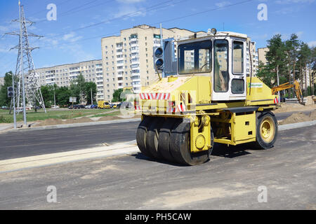 Borisov, Belarus - Juli 05, 2018: Leistungsstarke Road Construction Equipment über den Bau einer Autobahn. Stockfoto