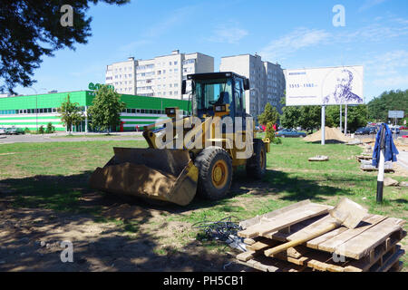 Borisov, Belarus - Juli 05, 2018: Leistungsstarke Road Construction Equipment über den Bau einer Autobahn. Stockfoto