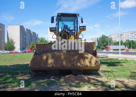 Borisov, Belarus - Juli 05, 2018: Leistungsstarke Road Construction Equipment über den Bau einer Autobahn. Stockfoto