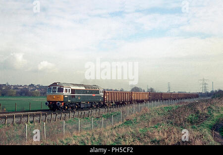 Eine Klasse 33 diesel Lok 33008 "EASTLEIGH" arbeitet eine Abteilung Fracht am Crayford am 15. März 1995. Stockfoto