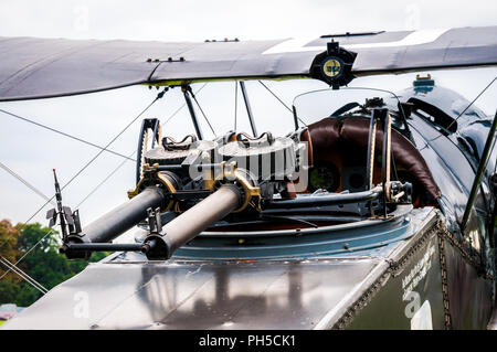 2 Maschinengewehre zurück, der von einer biplanaren Cockpit Stockfoto