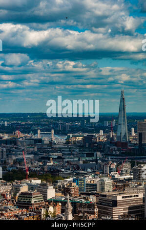 Die Tower Bridge, den Shard und Central London - Luftaufnahme vom BT Tower Stockfoto