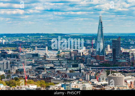 Die Tower Bridge, den Shard und Central London - Luftaufnahme vom BT Tower Stockfoto