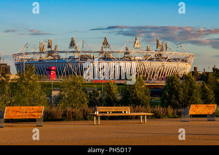 Das Olympiastadion mit Bänken vor der Olympischen Spiele 2012 in London Stockfoto