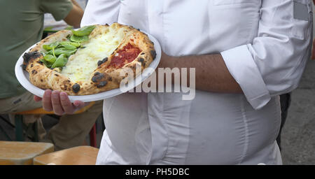 Neapolitanische Pizza mit den Farben der italienischen Flagge vorbereitet Stockfoto