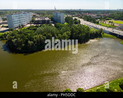 Brücke, grosse Stadt Teich und Park des Sieges in Zelenograd Russland. Stockfoto