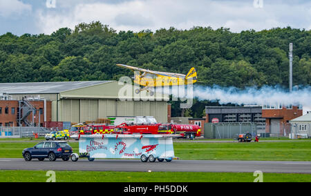 Versucht Lkw top Landung von Brendan O'Brien in der Piper Cub Flugzeuge im Dunsfold Wings & Wheels Airshow, Großbritannien am 25. August 2018. Stockfoto