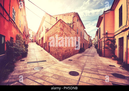 Vintage stilisierte Bild einer Straßenecke in Alcudia Altstadt bei Sonnenuntergang, Mallorca, Balearen, Spanien. Stockfoto