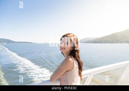 Junge brünette Frau mit einer Fähre in Richtung Howe Sound suchen. Stockfoto