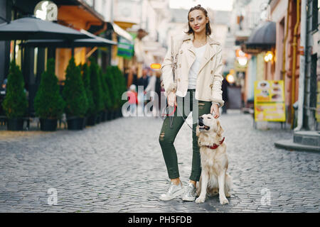 Mädchen gehen Hund in der Stadt Stockfoto