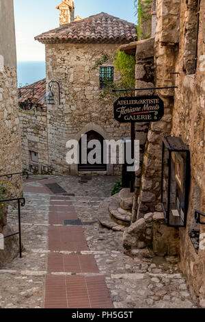 Schmale Gassen und alte steinerne Gebäude im Dorf Eze an der Cote d'Azur im Süden Frankreichs Stockfoto