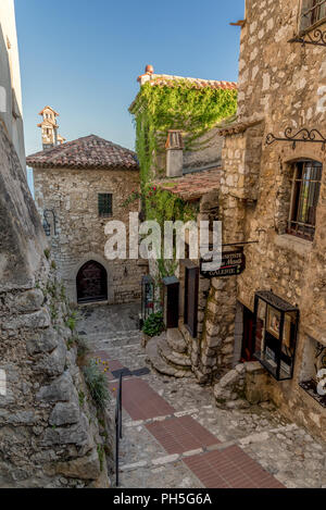 Schmale Gassen und alte steinerne Gebäude im Dorf Eze an der Cote d'Azur im Süden Frankreichs Stockfoto