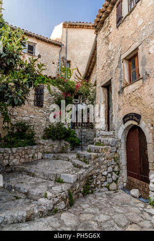 Schmale Gassen und alte steinerne Gebäude im Dorf Eze an der Cote d'Azur im Süden Frankreichs Stockfoto