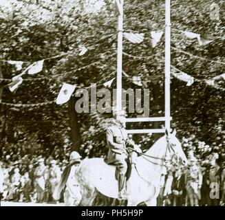 General Henri Gouraud bei einer Siegesparade, c 1918. Artist: Unbekannt. Stockfoto