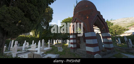 Bosnien und Herzegowina, Europa: der Friedhof in der Nähe des Karadjoz Bey Moschee, die größte Moschee in Mostar, Beispiel der osmanischen Architektur 1554 erbaut Stockfoto