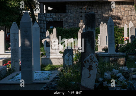 Bosnien und Herzegowina, Europa: der Friedhof in der Nähe des Karadjoz Bey Moschee, die größte Moschee in Mostar, Beispiel der osmanischen Architektur 1554 erbaut Stockfoto