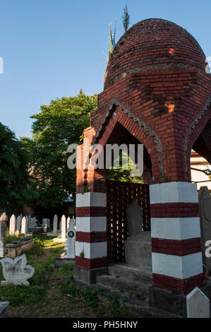 Bosnien und Herzegowina, Europa: der Friedhof in der Nähe des Karadjoz Bey Moschee, die größte Moschee in Mostar, Beispiel der osmanischen Architektur 1554 erbaut Stockfoto