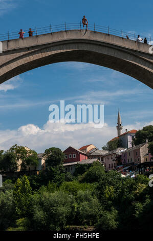 Mostar: Taucher vor dem Sprung von der Stari Most, die Brücke, von der aus die Rennen von Dips in den Fluss Neretva für mehr als 450 Jahre gehalten wurde. Stockfoto