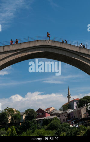 Mostar: Taucher vor dem Sprung von der Stari Most, die Brücke, von der aus die Rennen von Dips in den Fluss Neretva für mehr als 450 Jahre gehalten wurde. Stockfoto