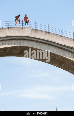 Mostar: Taucher vor dem Sprung von der Stari Most, die Brücke, von der aus die Rennen von Dips in den Fluss Neretva für mehr als 450 Jahre gehalten wurde. Stockfoto