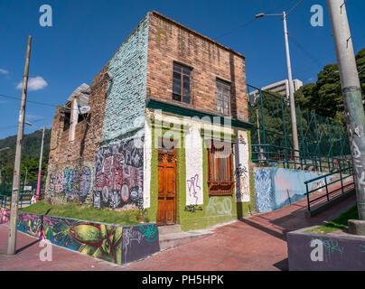 Bunte Graffiti auf einem Haus in Bogota, Kolumbien lackiert Stockfoto