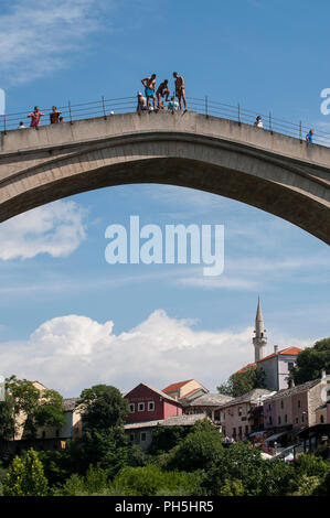 Mostar: Taucher vor dem Sprung von der Stari Most, die Brücke, von der aus die Rennen von Dips in den Fluss Neretva für mehr als 450 Jahre gehalten wurde. Stockfoto