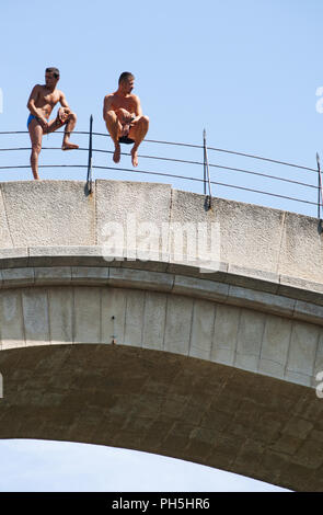 Mostar: Taucher vor dem Sprung von der Stari Most, die Brücke, von der aus die Rennen von Dips in den Fluss Neretva für mehr als 450 Jahre gehalten wurde. Stockfoto