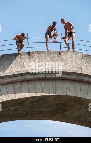 Mostar: Taucher vor dem Sprung von der Stari Most, die Brücke, von der aus die Rennen von Dips in den Fluss Neretva für mehr als 450 Jahre gehalten wurde. Stockfoto