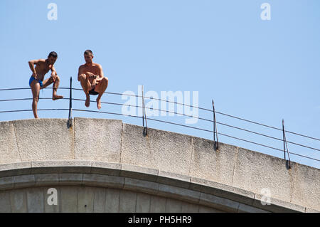 Mostar: Taucher vor dem Sprung von der Stari Most, die Brücke, von der aus die Rennen von Dips in den Fluss Neretva für mehr als 450 Jahre gehalten wurde. Stockfoto