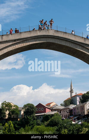 Mostar: Taucher vor dem Sprung von der Stari Most, die Brücke, von der aus die Rennen von Dips in den Fluss Neretva für mehr als 450 Jahre gehalten wurde. Stockfoto