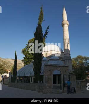 Bosnien: Die karadjoz Bey Moschee (1554), der größten Moschee in Mostar, einer der beliebtesten touristischen Reiseziele, Beispiel der osmanischen Architektur Stockfoto