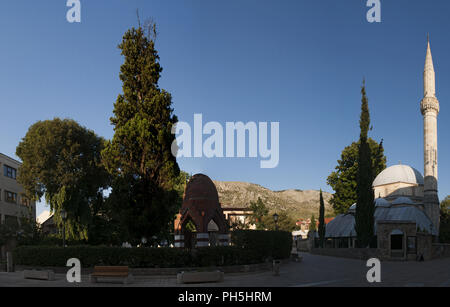 Bosnien und Herzegowina, Europa: der Friedhof in der Nähe des Karadjoz Bey Moschee, die größte Moschee in Mostar, Beispiel der osmanischen Architektur 1554 erbaut Stockfoto