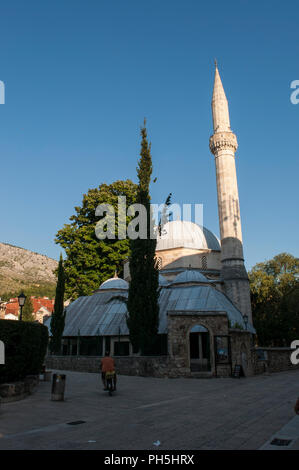 Bosnien: Die karadjoz Bey Moschee (1554), der größten Moschee in Mostar, einer der beliebtesten touristischen Reiseziele, Beispiel der osmanischen Architektur Stockfoto