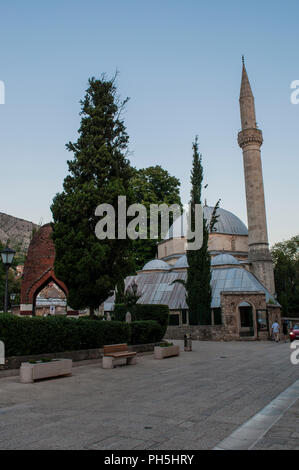 Bosnien: Die karadjoz Bey Moschee (1554), der größten Moschee in Mostar, einer der beliebtesten touristischen Reiseziele, Beispiel der osmanischen Architektur Stockfoto