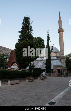 Bosnien: Die karadjoz Bey Moschee (1554), der größten Moschee in Mostar, einer der beliebtesten touristischen Reiseziele, Beispiel der osmanischen Architektur Stockfoto