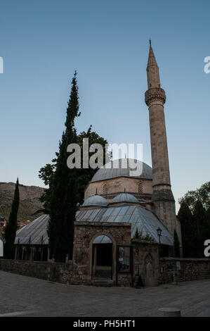 Bosnien: Die karadjoz Bey Moschee (1554), der größten Moschee in Mostar, einer der beliebtesten touristischen Reiseziele, Beispiel der osmanischen Architektur Stockfoto