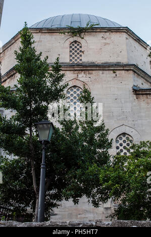 Bosnien: Die karadjoz Bey Moschee (1554), der größten Moschee in Mostar, einer der beliebtesten touristischen Reiseziele, Beispiel der osmanischen Architektur Stockfoto