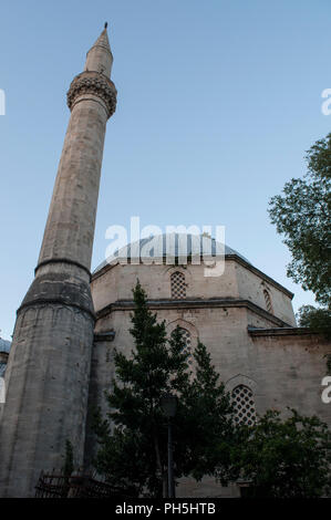 Bosnien: Die karadjoz Bey Moschee (1554), der größten Moschee in Mostar, einer der beliebtesten touristischen Reiseziele, Beispiel der osmanischen Architektur Stockfoto