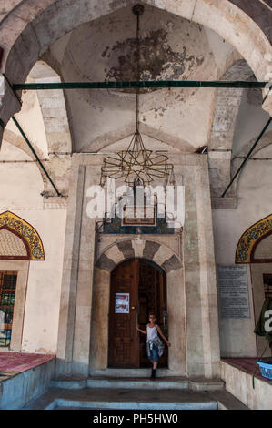 Bosnien: architektonische Details der Innenhof des Koski Mehmed Pascha Moschee, die zweitgrößte Moschee in Mostar, Beispiel der osmanischen Architektur Stockfoto