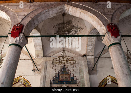 Bosnien: architektonische Details der Innenhof des Koski Mehmed Pascha Moschee, die zweitgrößte Moschee in Mostar, Beispiel der osmanischen Architektur Stockfoto