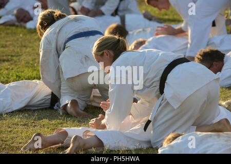 Karateka, die entspannende Massage nach dem Training Stockfoto